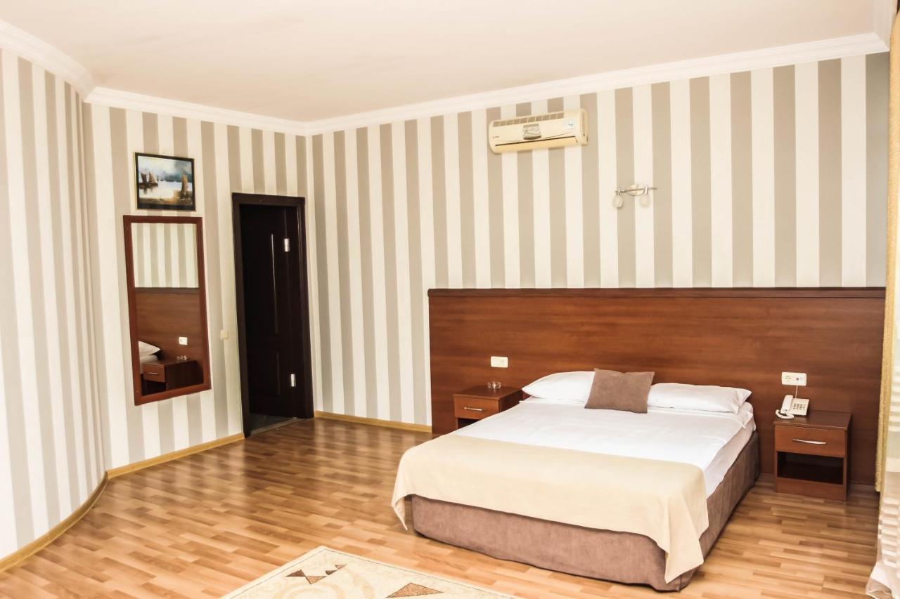 Hotel Istanbul Batumi Esterno foto