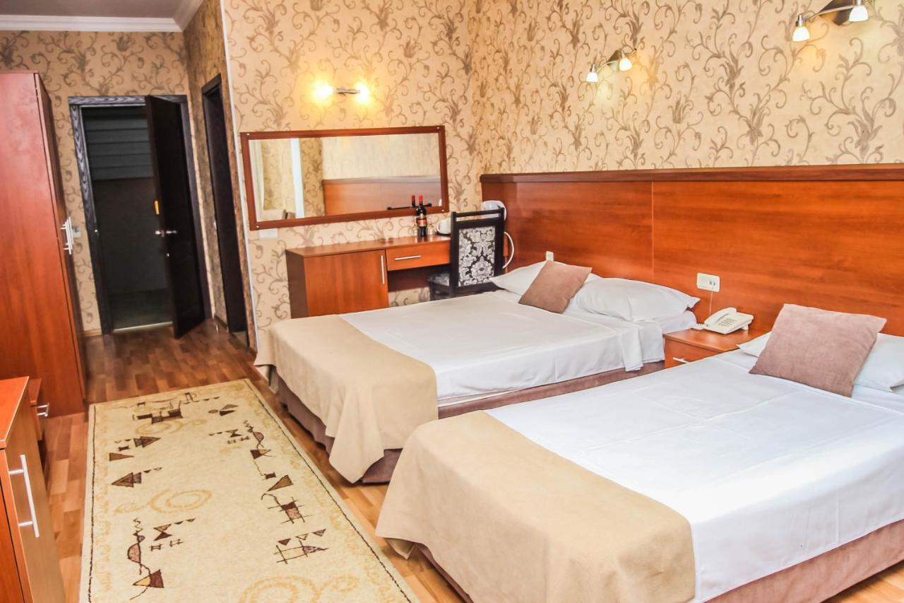 Hotel Istanbul Batumi Esterno foto