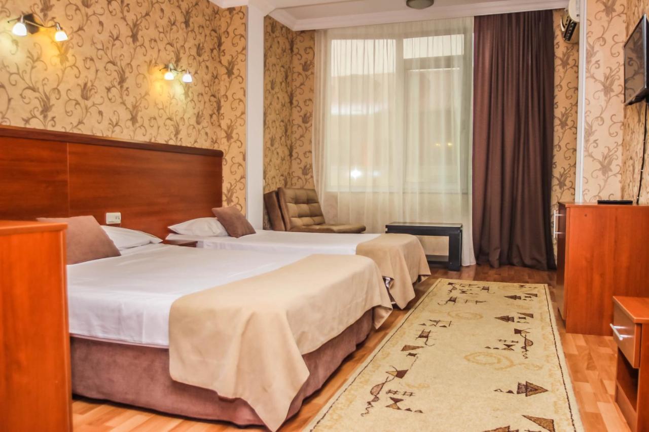 Hotel Istanbul Batumi Esterno foto