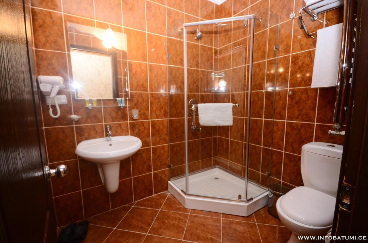 Hotel Istanbul Batumi Esterno foto