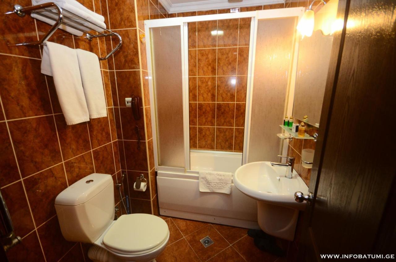 Hotel Istanbul Batumi Esterno foto