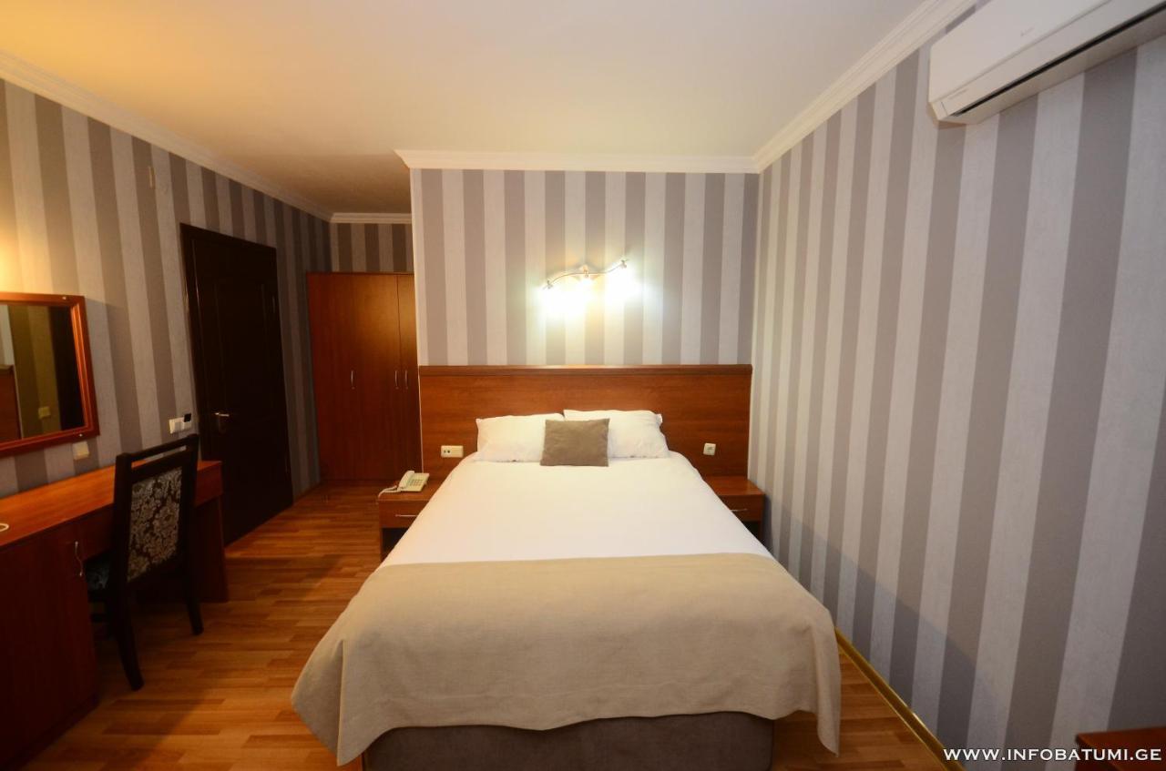 Hotel Istanbul Batumi Esterno foto