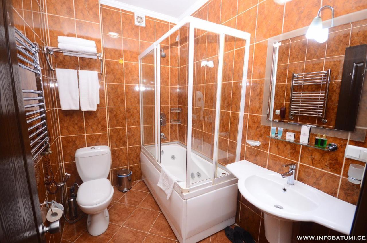 Hotel Istanbul Batumi Esterno foto