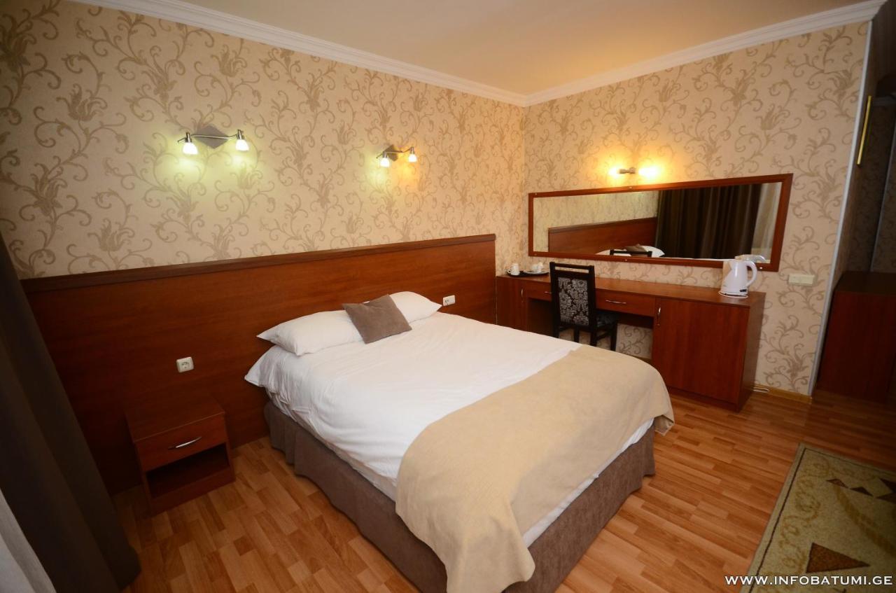 Hotel Istanbul Batumi Esterno foto